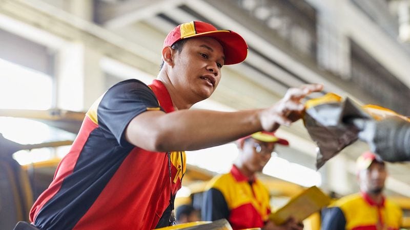 <p>เมื่อคิดที่จะส่งของไปเกาหลีใต้&nbsp;<a href="https://www.dhl.com/discover/en-th/">DHL Express</a>&nbsp;เป็นผู้นําด้วยเหตุผลหลายประการ:</p>
<ul>
<li>DHL Express สามารถเข้าถึงทั่วโลกได้โดยให้บริการจัดส่งแบบ door-to-door ไปทั่วทุกมุมโลก</li>
<li>กระบวนการจัดส่งที่รวดเร็วของเราได้รับการพัฒนาโดยแพลตฟอร์มต่างๆ เช่น MyDHL+ และบริการขนส่งแบบ On-Demand Delivery&nbsp; (ODD) ทําให้การขนส่งรวดเร็วและใช้งานง่าย</li>
<li>ความยืดหยุ่นของบริการเรานั้นถือเป็นจุดเด่น ตอนนี้ลูกค้าเช่นคุณสามารถมีอิสระในการกําหนดเวลาและสถานที่สําหรับการขนส่งพัสดุ</li>
<li>เครือข่ายที่กว้างขวางของเราครอบคลุม 220 ประเทศซึ่งรวมถึงเกาหลีใต้ แสดงถึงความสามารถในเข้าถึงที่กว้างขวางและความน่าเชื่อถือของเรา</li>
</ul>
<p>สะดวกยิ่งกว่าเดิมด้วยระบบติดตามแบบเรียลไทม์ของเรา ลูกค้าสามารถตรวจสอบสถานะการจัดส่งเพื่อให้มั่นใจถึงความโปร่งใสในทุกขั้นตอนของการขนส่ง และคุณยังมีสิทธิในการกำหนดเวลาในการรับพัสดุ</p>
<p>การก้าวสู่เวทีระดับโลกโดยเฉพาะอย่างยิ่งในตลาดที่มีโอกาสประสบผลสำเร็จสูงเช่นเดียวกับเกาหลีใต้จำเป็นต้องใช้ความรู้และพันธมิตรด้านโลจิสติกส์ที่มีประสิทธิภาพ ด้วยการเข้าถึงระดับโลก ความน่าเชื่อถือ และการยืดหยุ่นเรื่องเวลา DHL Express จึงกลายเป็นพันธมิตรที่ขาดไม่ได้ พร้อมที่จะยกระดับเกมการขนส่งระหว่างประเทศของคุณแล้วหรือยัง</p>
