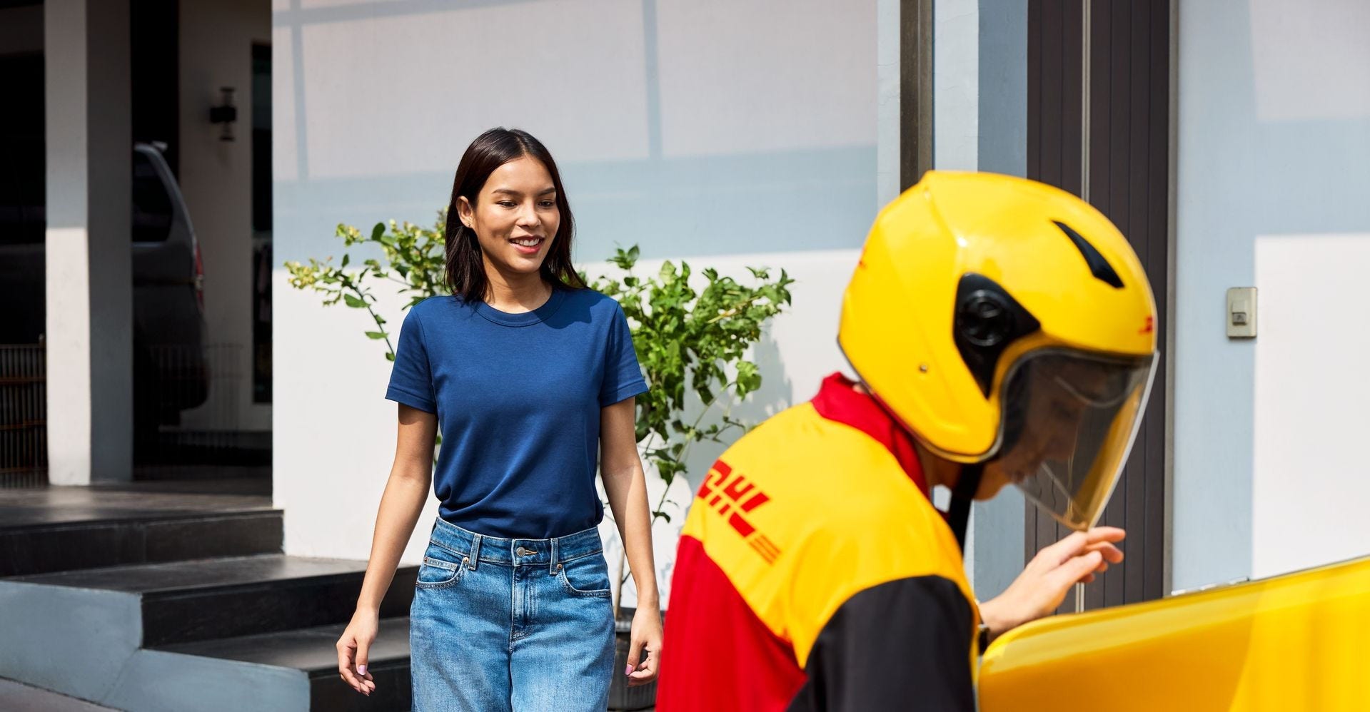 DHL-employee-delivering-dropshipped-package