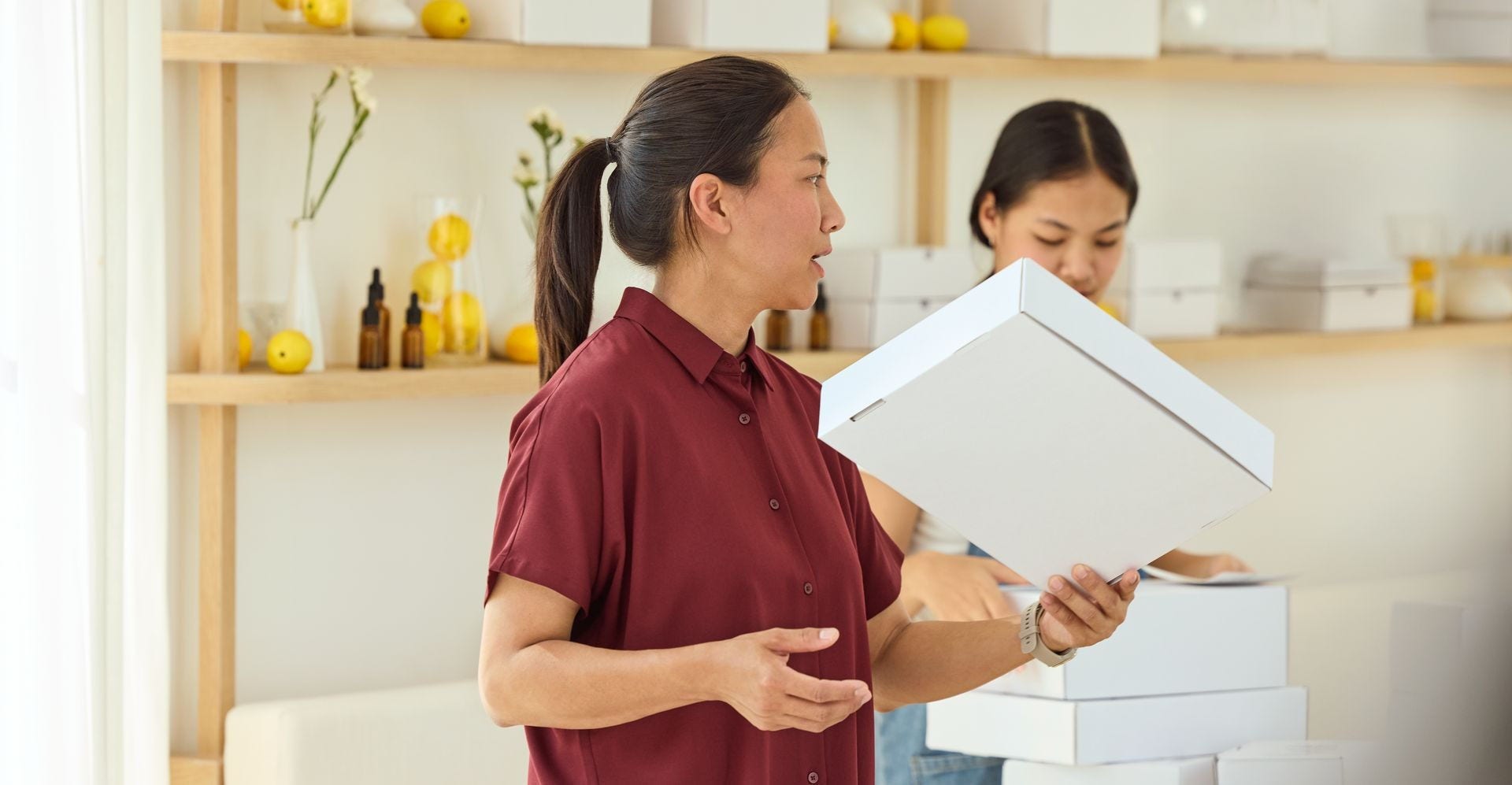 เจ้าของธุรกิจกำลังถือพัสดุที่บรรจุสินค้านำเข้าสู่ประเทศไทย