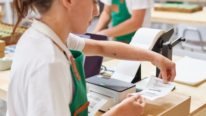 DHL Express 員工在包裹上貼產品標籤,準備從香港運送到加拿大