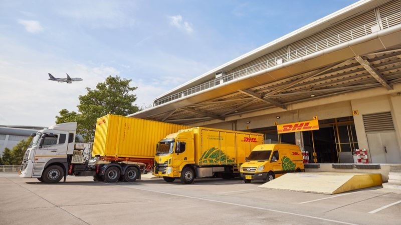 DHL 拖車貨車正駛出停車場進行生物樣本國際運送方案