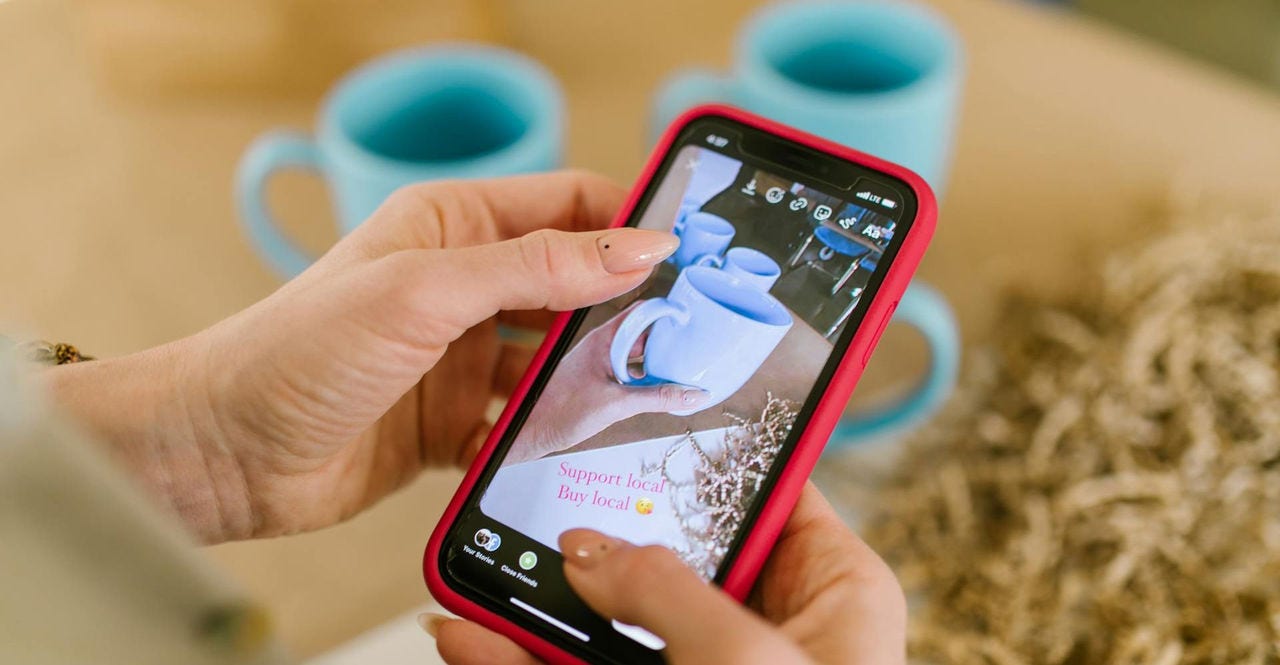 influencer using instagram stories as an advertising channel