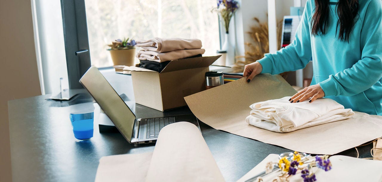 אישה עוטפת בגדים