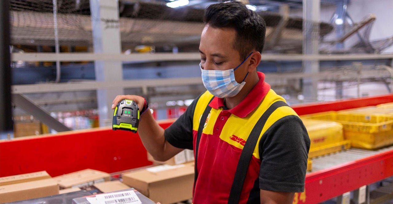 Karyawan DHL memindai air waybill pada paket
