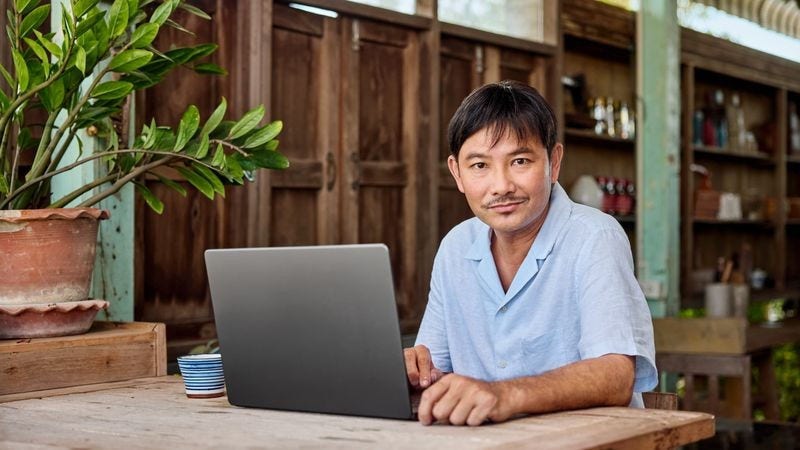 Pemilik Bisnis Indonesia Menjajaki Opsi Perlindungan Nilai Pengiriman DHL di Laptopnya