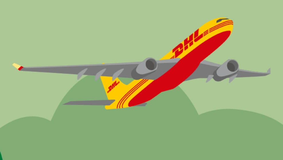 Un avion de DHL survole des collines verdoyantes.