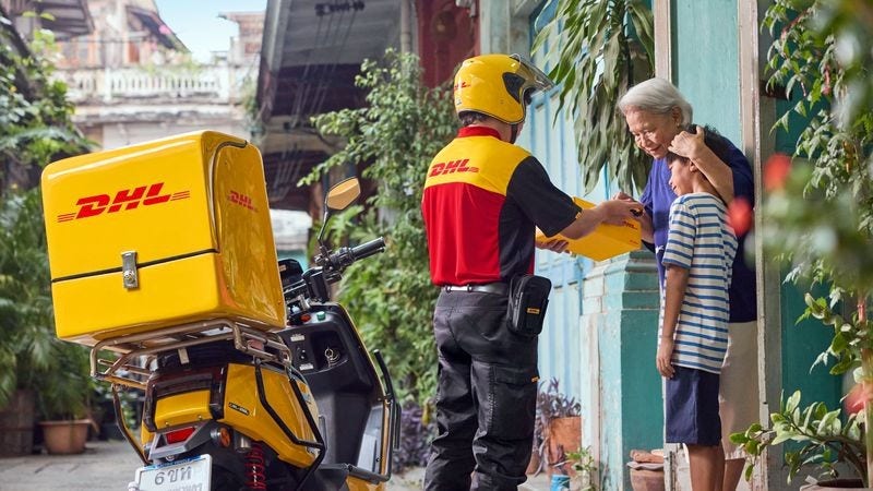 Karyawan DHL mengirimkan paket setelah pengiriman perangkat medis secara internasional 