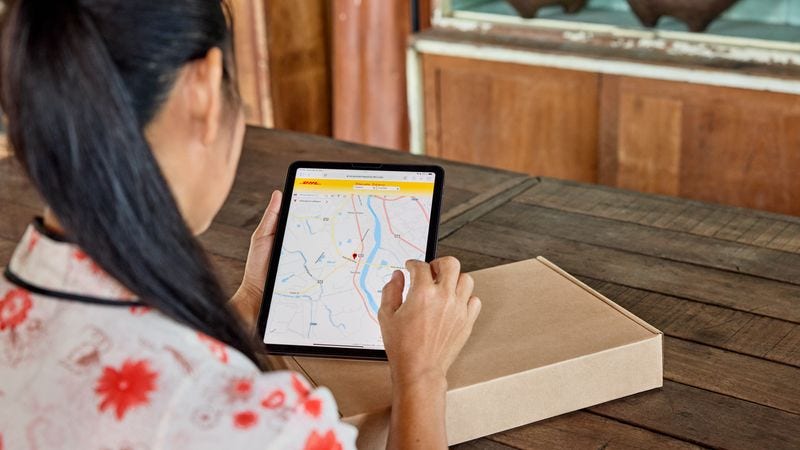 Seorang wanita melacak paketnya menggunakan alat online DHL