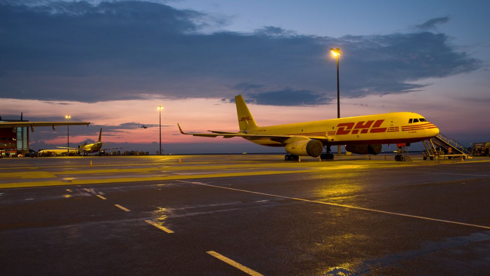 Un corriere DHL Express consegna un pacco a un cliente aziendale