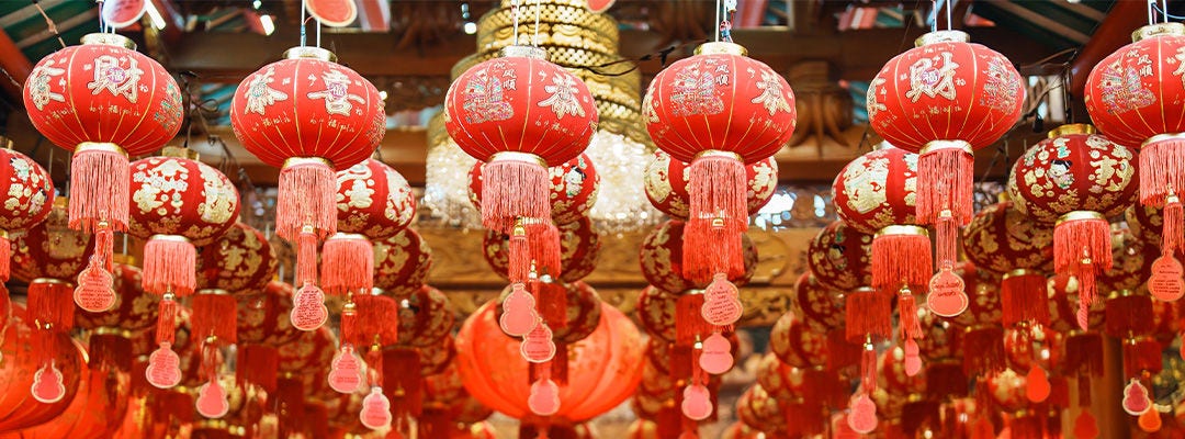 فوانيس صينية حمراء في المعبد، عيد رأس السنة القمرية سعيد.