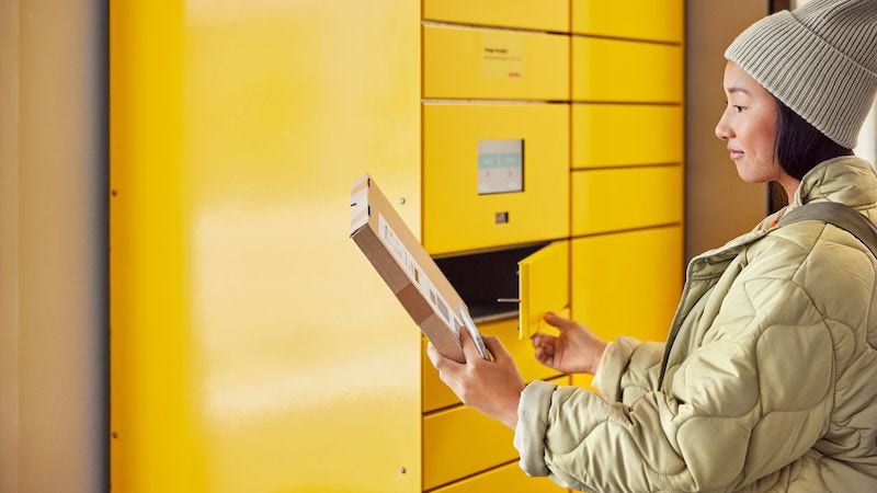 <p>Dengan MyDHL+, Anda tidak harus menjadi ahli pengiriman. Dirancang dengan mempertimbangkan klien kami, platform ini akan menguntungkan siapa saja dan semua orang mulai dari bisnis kecil, menengah atau besar dan pengirim volume tinggi hingga individu yang mencari pengiriman barang pribadi satu kali dan bahkan pedagang e-commerce. Sangat fleksibel dan dapat disesuaikan dengan berbagai kebutuhan pengiriman, ada dua opsi penggunaan inti yang perlu dipertimbangkan:&nbsp;</p>
<h3>Pengguna tamu</h3>
<p>Pengguna tamu dapat membuat pengiriman, melacak, mendapatkan penawaran, dan menjadwalkan penjemputan tanpa membuat login ke layanan. Pilihan ideal untuk pengiriman satu kali atau pengguna non-bisnis, yang diperlukan hanyalah detail pengiriman diisi dan biaya akhir pengiriman dibayar dengan kartu kredit, sebelum paket Anda dikirim ke tujuannya.&nbsp;</p>
<h3>Pengguna terdaftar</h3>
<p>Pengguna terdaftar dapat mengakses banyak fitur dan fungsi hemat waktu dengan akun DHL Express yang dibuat hanya dengan email dan kata sandi. Menawarkan <b>pengalaman logistik yang disesuaikan dengan pilihan alat online yang kuat</b> di ujung jari Anda, Anda akan dapat melacak dan memantau pengiriman, mengingat informasi kontak dan alamat, mengakses informasi bea cukai untuk akurasi yang lebih baik, dan meninjau pesanan sebelumnya. Ideal untuk bisnis yang sering mengirim paket ke luar negeri, memiliki solusi pengiriman yang kuat hanya dengan satu akun.&nbsp;&nbsp;</p>
<h3>Pengguna korporat</h3>
<p>Terakhir, <b>akun perusahaan sangat ideal untuk organisasi yang menginginkan manajemen terpusat</b>, visibilitas tindakan pengiriman karyawan mereka, dan mendapatkan tarif pengiriman yang lebih murah daripada kartu tarif yang dipublikasikan, dan banyak lagi. Dengan membuka akun DHL, perusahaan juga dapat memperoleh efisiensi melalui metode seperti memungkinkan Anda mengelola kontrol komprehensif dan mengelola tingkat akses di banyak pengguna. Anda juga akan dapat mengakses fitur bisnis seperti faktur komersial DHL serta mencabut dan menetapkan hak admin.</p>
<h2>Cepat, terjangkau, dan andal memenangkan perlombaan</h2>
<p>MyDHL+ menata ulang cara penyedia logistik pihak ketiga melakukan bisnis dengan menggabungkan berbagai alat dan layanan yang paling digunakan dan dibutuhkan pelanggan kami. Dengan akun <a href="https://www.dhl.com/discover/en-id/">DHL Express</a> , Anda dapat mengimpor, mengekspor, menjadwalkan pengambilan, serta melacak serta memantau pengiriman dengan lebih efisien dan cepat — semuanya dalam platform pengiriman satu atap, dengan satu kata sandi.</p>
<p><br>
<a href="https://www.dhl.com/discover/en-id/ship-now">Buka akun bisnis DHL Express</a> hari ini dan lihat apa yang dapat kami lakukan untuk Anda.</p>
