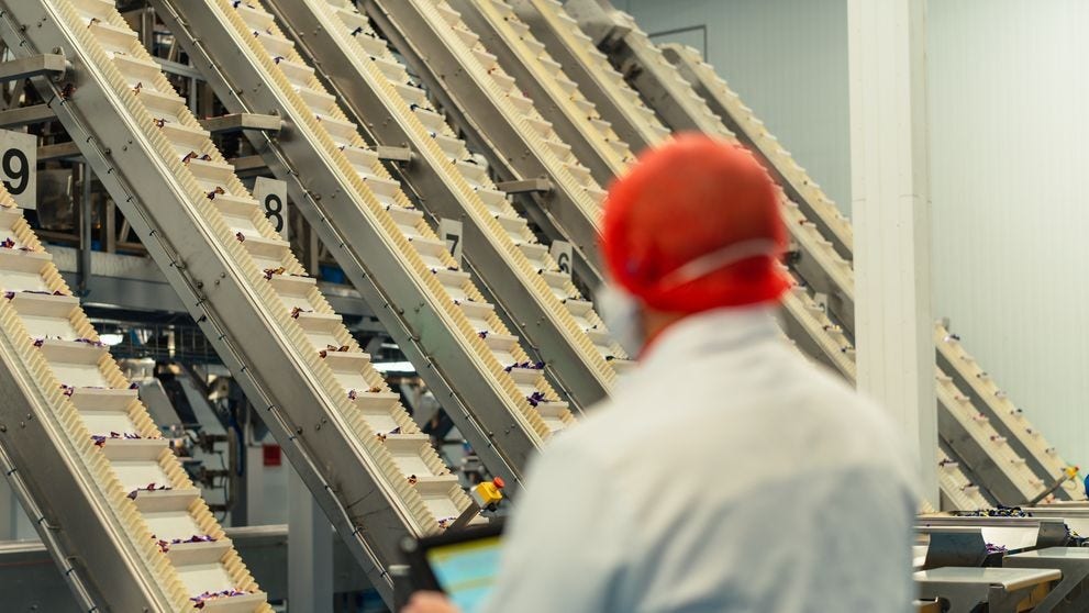 Seorang karyawan di pabrik cokelat yang akan menjelajahi pasar kakao global