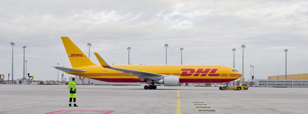 Avión de DHL en pista