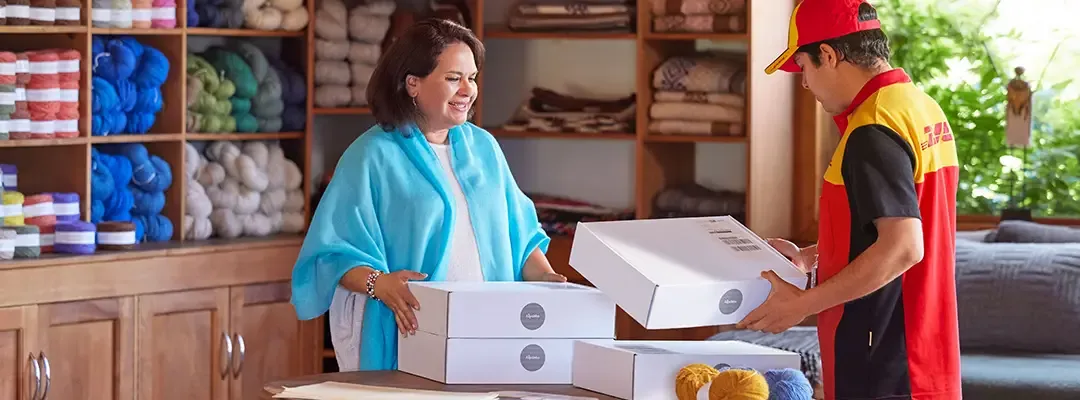 אישה אורזת חבילות עם שליח DHL