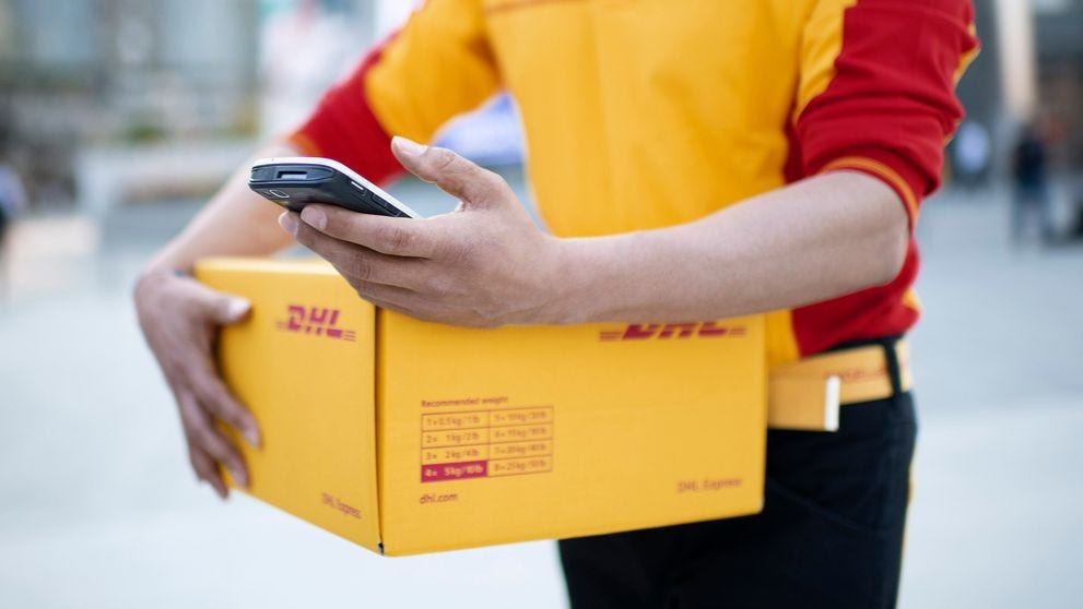 Seorang kurir pria yang mengirimkan produk ekspor Korea