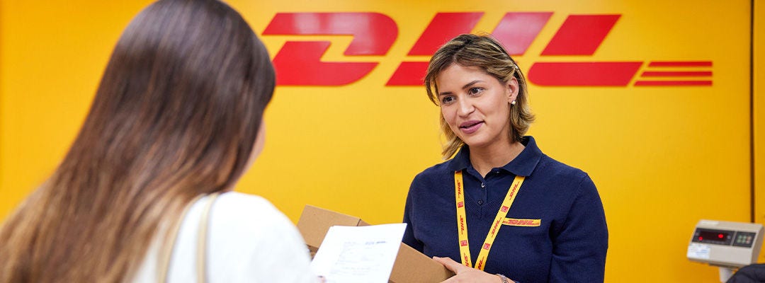 DHL-medarbejder taler med kunden