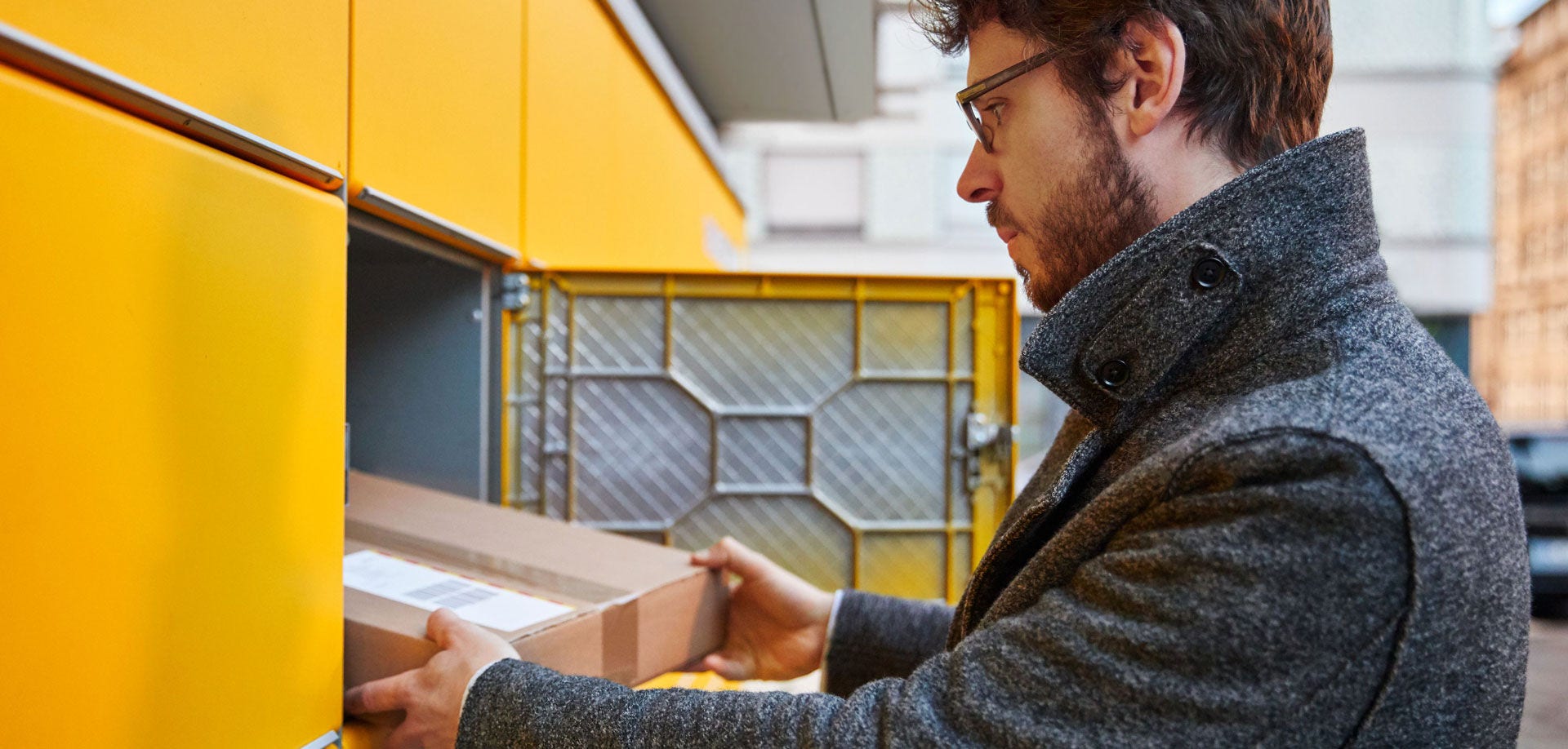 Einlage eines Paket in Paketstation