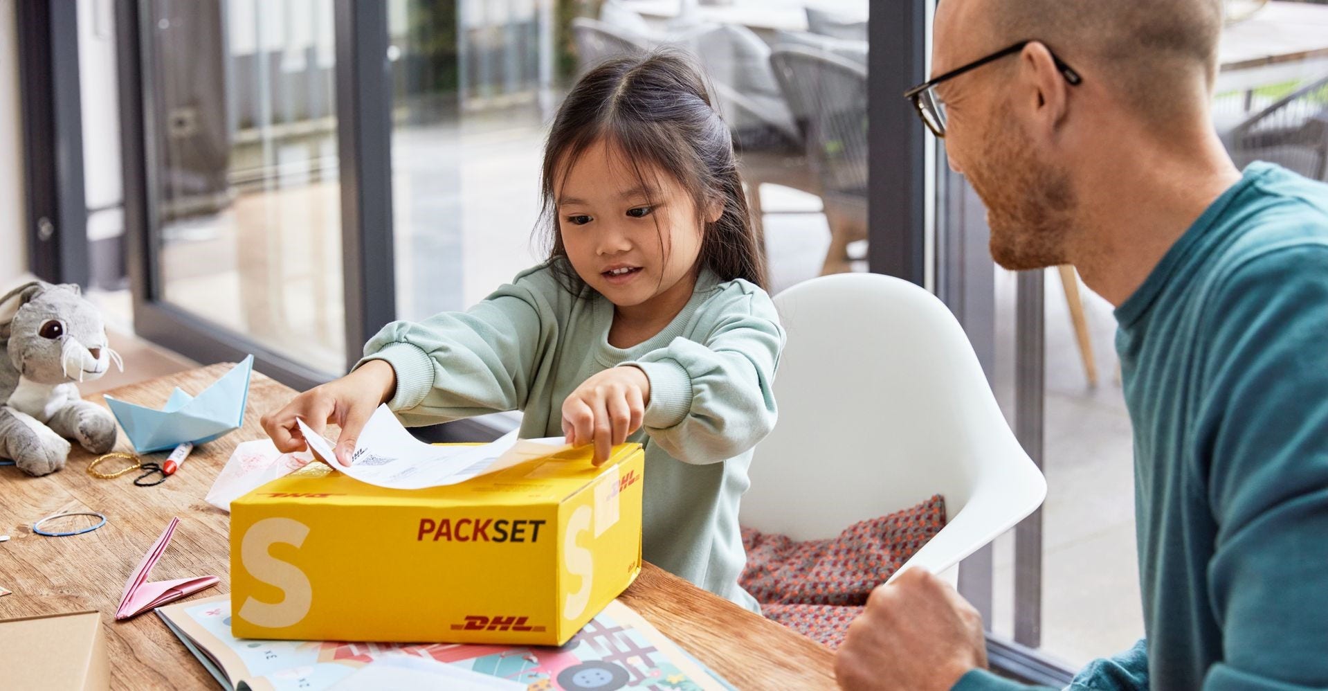 台灣父女一起學習如何寄送節慶禮物