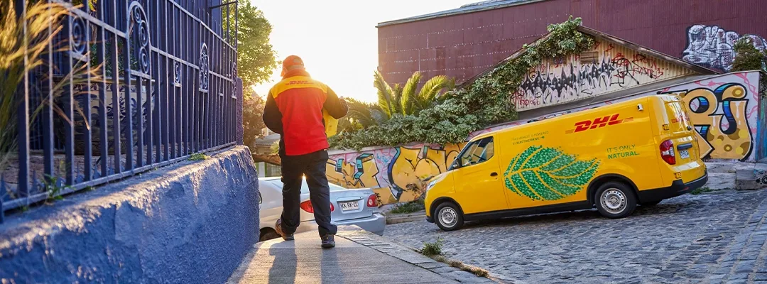 DHL 快遞員從麵包車上走開