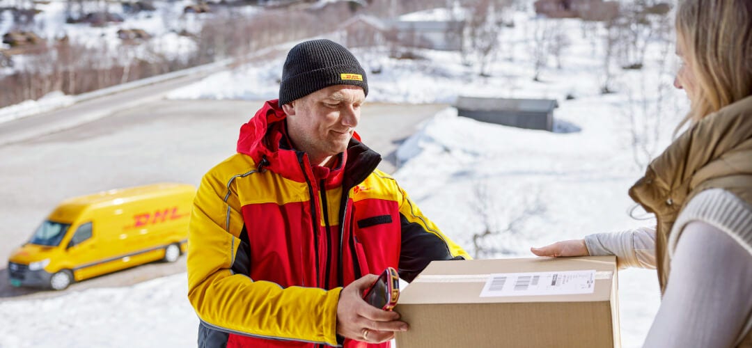Remettre une boîte d’expédition à un employé de DHL