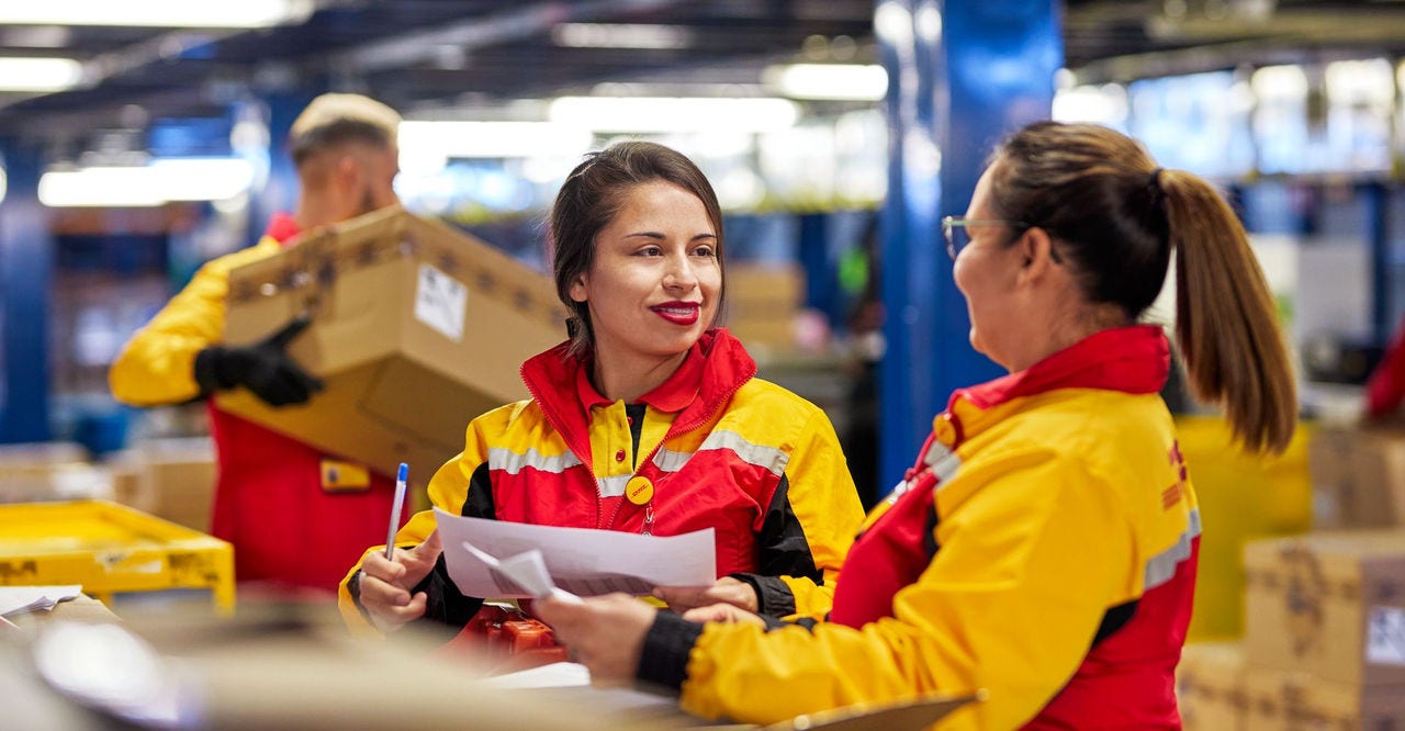 Karyawan DHL mengirim dari Indonesia ke Australia