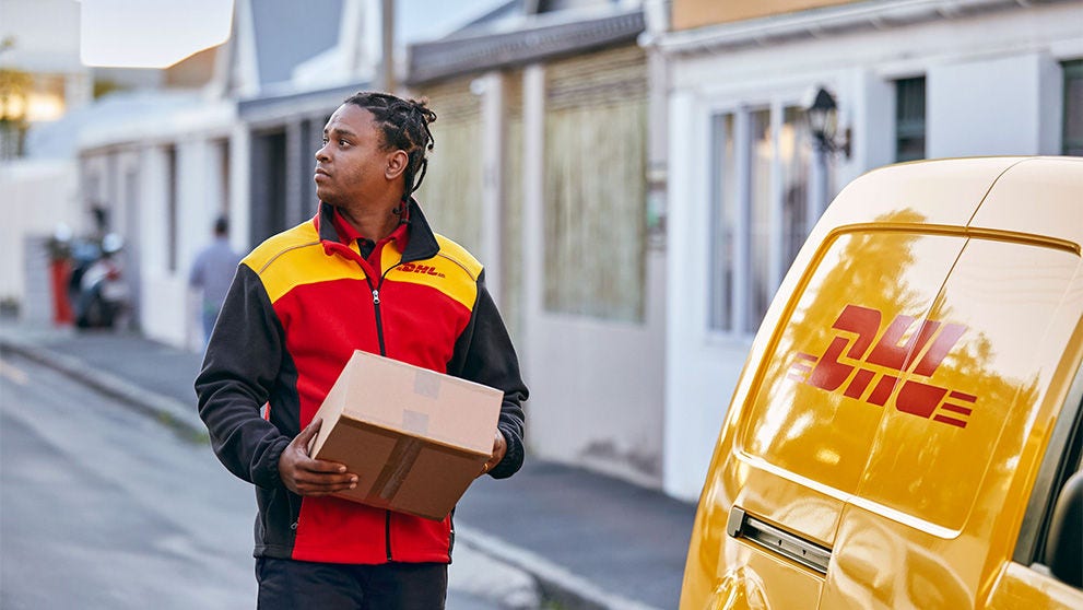 Coursier DHL traitant le colis