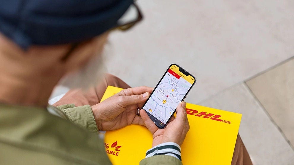 Pessoa acompanha no celular o mapa de rastreamento de uma entrega