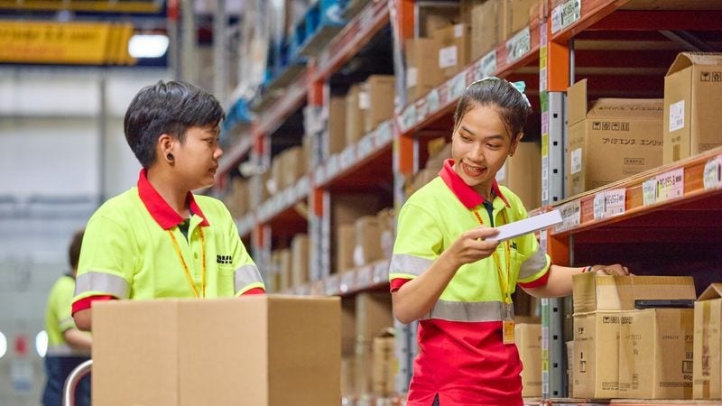 Karyawan DHL yang bekerja dalam mengekspor produk ke Vietnam