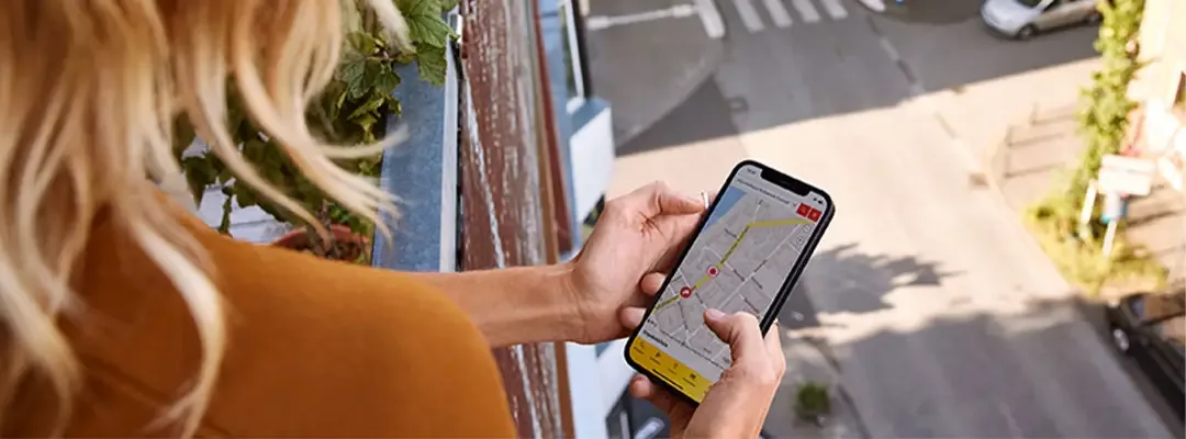 žena držící mobilní telefon