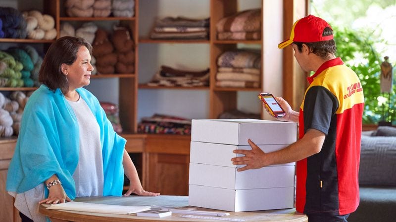 DHL Express 員工將來自台灣的包裹配送至美國的紡織品店