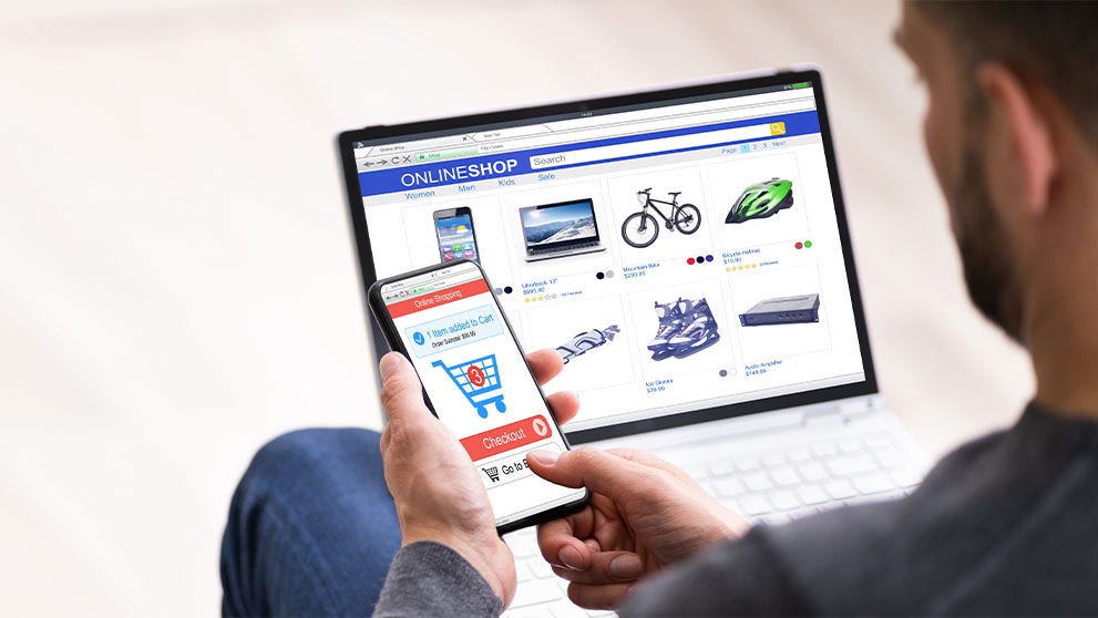 Un homme regardant une boutique en ligne