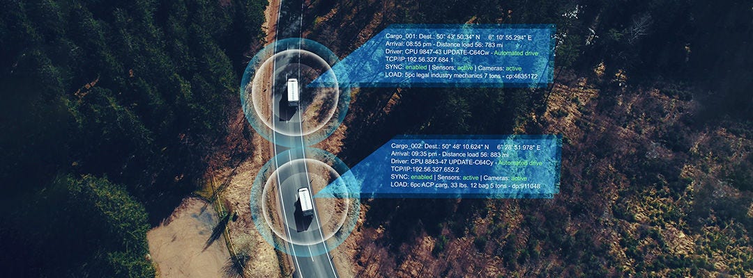 两辆卡车在路上