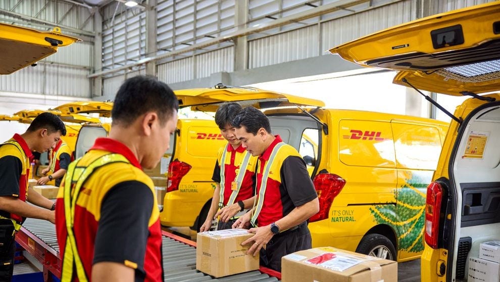 Equipe da DHL Express conferindo volumes ao lado das vans antes da liberação aduaneira