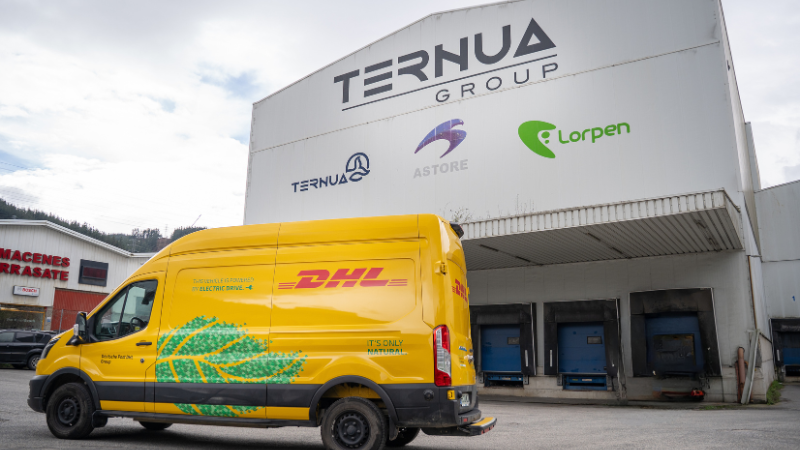 Accelerate by DHL x Ternua: A Team Effort Accelerate by DHL x Ternua reflects the vision of all collaborators. Inspired by DHL-sponsored three-time Spanish IndyCar Champion Alex Palou of Chip Ganassi Racing