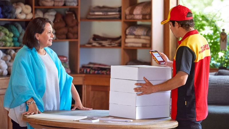 <p>Di era di mana kecepatan dan fleksibilitas pengiriman e-commerce dapat menentukan kesuksesan bisnis,&nbsp;<a href="https://www.dhl.com/discover/en-id/">DHL Express Indonesia</a>&nbsp;muncul sebagai mitra strategis yang membantu bisnis unggul di pasar digital yang kompetitif.&nbsp;</p><p>Memahami kebutuhan akan kecepatan, kami menyediakan opsi pengiriman ekspres untuk bisnis e-commerce, memungkinkan mereka memenuhi perkiraan tanggal pengiriman yang penting untuk menjaga kepuasan dan loyalitas pelanggan.&nbsp;</p><p>Selain itu, layanan pengiriman sesuai permintaan kami merevolusi cara bisnis berinteraksi dengan pelanggan mereka dengan menawarkan fleksibilitas yang belum pernah terjadi sebelumnya. Pelanggan dapat dengan mudah mengubah detail pengiriman agar sesuai dengan kenyamanan mereka, memilih tanggal atau lokasi pengiriman alternatif.&nbsp;</p><p>Saat kami maju menuju tujuan kami untuk mencapai emisi nol bersih pada tahun 2050, bermitra dengan DHL Express tidak hanya&nbsp;<a href="https://www.dhl.com/discover/en-id/logistics-advice/logistics-insights/15-logistics-tips-for-your-e-commerce-business">memastikan logistik</a>&nbsp;yang efisien tetapi juga mendukung praktik bisnis yang berkelanjutan. <a href="https://www.dhl.com/discover/en-id/logistics-advice/sustainability-and-green-logistics/why-dhl-remains-at-the-forefront-of-environmental-sustainability">Komitmen terhadap keberlanjutan</a>&nbsp;ini&nbsp;membantu meningkatkan kredibilitas lingkungan mitra kami.</p><p>Selain itu, kami juga menawarkan Diskon Dinamis, opsi komersial yang tumbuh lebih menguntungkan seiring dengan skala bisnis. Strategi penetapan harga ini dirancang untuk menghargai volume yang lebih tinggi dengan diskon yang lebih besar, memberikan manfaat finansial yang jelas untuk memperluas operasi e-commerce.</p><p>Bersama-sama, solusi yang disesuaikan oleh DHL Express ini menjadikan kami mitra yang sangat diperlukan untuk bisnis e-commerce yang ingin berkembang di pasar lokal dan internasional.&nbsp;</p><h2>Rangkul masa depan e-commerce dengan solusi&nbsp;logistik DHL Express</h2><p>Saat Anda menavigasi tren e-commerce yang berubah di Indonesia, menyelaraskan dengan&nbsp;<a href="https://www.dhl.com/discover/en-id">DHL Express</a>&nbsp;menawarkan keunggulan strategis dalam menguasai tantangan logistik dan ekspansi pasar.&nbsp;</p><p>Dengan akses ke jaringan internasional kami yang mencakup lebih dari 220 negara dan wilayah, bisnis Anda siap untuk terhubung dengan mudah dengan pelanggan secara global.&nbsp;</p><p>Manfaatkan potensi penuh DHL Express untuk meningkatkan efisiensi operasional Anda, memenuhi permintaan pelanggan, dan mendorong pertumbuhan Anda di panggung internasional.&nbsp;</p><p>Buka akun bisnis DHL Express Indonesia hari ini dan bergabunglah dengan kami dalam mendefinisikan kembali masa depan e-commerce, di mana pertumbuhan dan keberlanjutan Anda berjalan beriringan.</p>