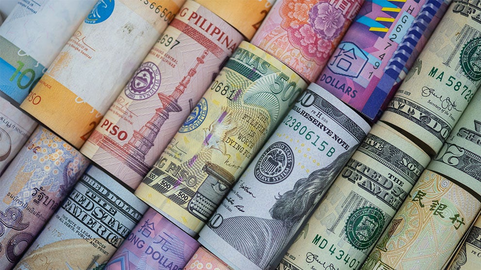 Gros plan roulé de billets variés à travers le monde. Concept de taux de change et d’investissement Forex. -Image.