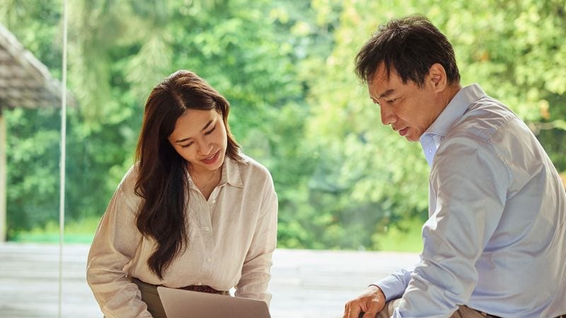 Profesional mendiskusikan strategi pemasaran B2B