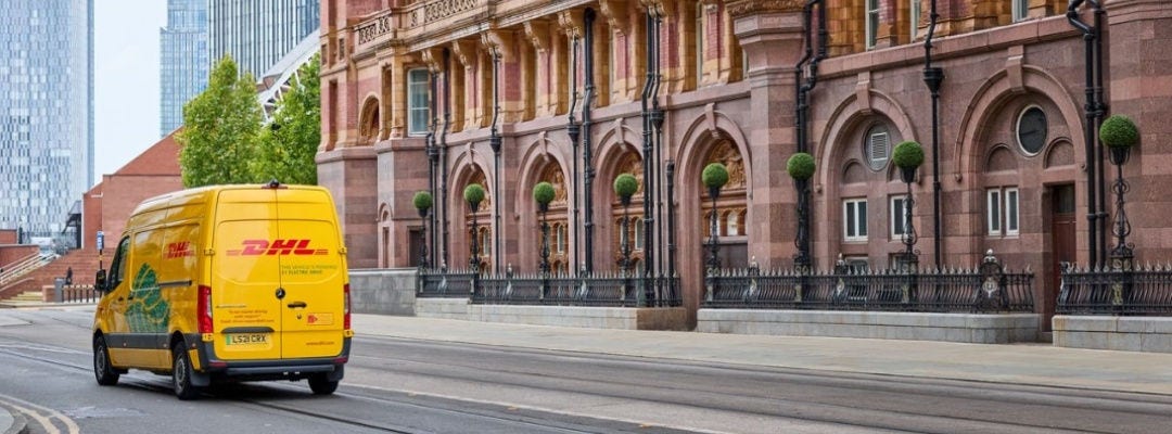 Yolda sürdürülebilir DHL minibüs