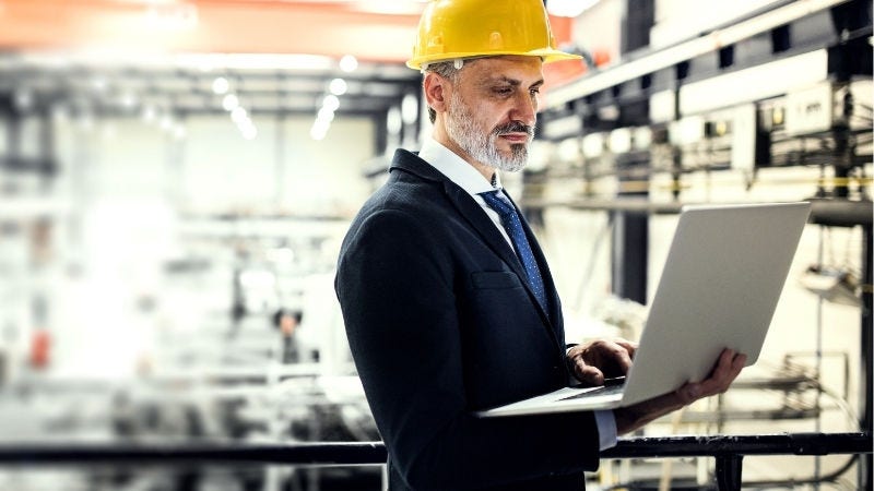 Inline Static ( 800x450)  - A man with yellow barret looking at laptop