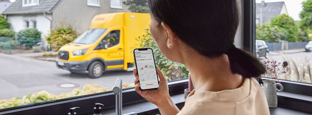 Kvinde tracker levering på mobil