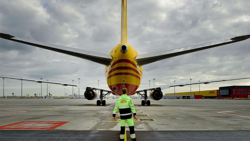 DHL medarbejder foran DHL fly