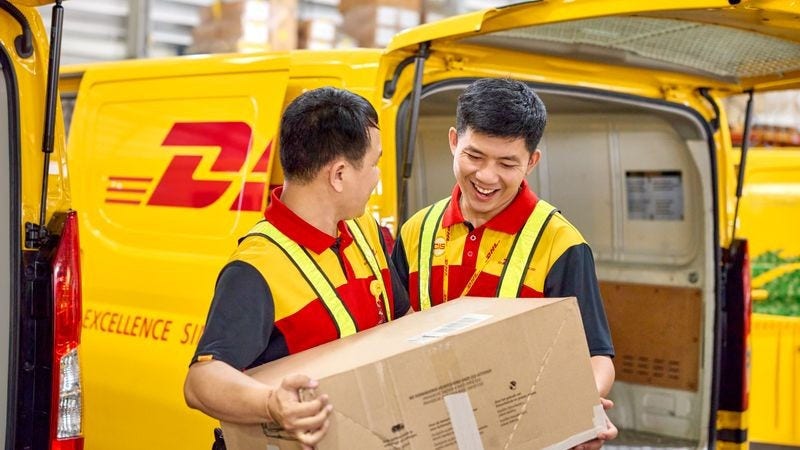 Karyawan DHL menyortir komoditas impor dari Timur Tengah
