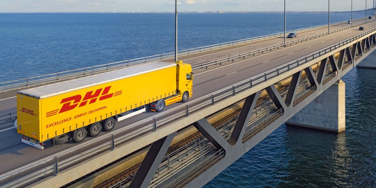 DHL 企业开户一次过清单图：送货车在跨海大桥上前进