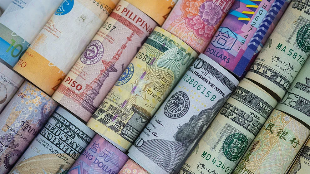 Close-up rolado de uma cédula de vários ao redor do mundo. Conceito de taxa de câmbio e investimento em Forex. - Imagem.