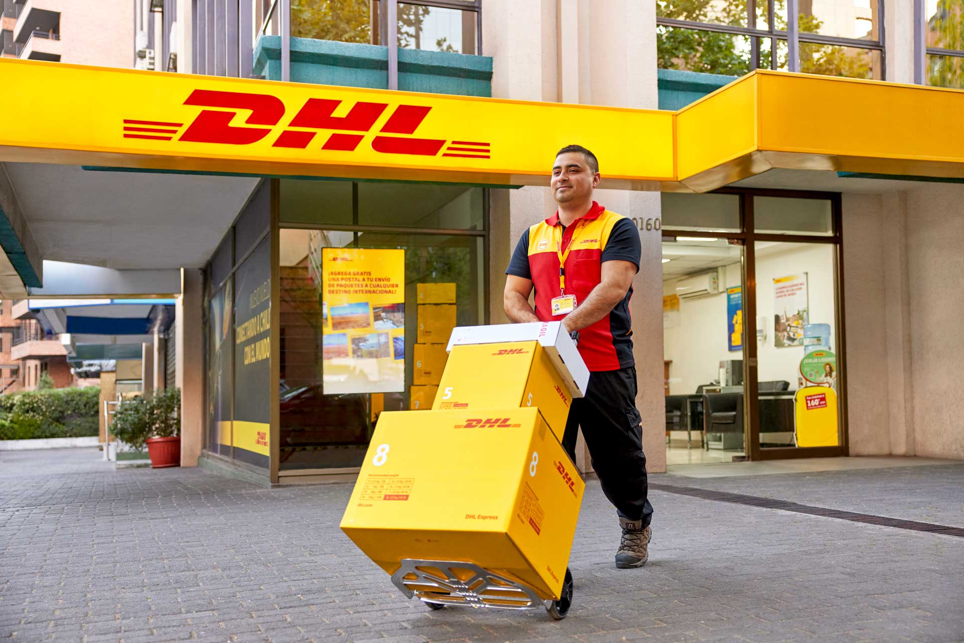 Paketabholung am Service Point durch DHL Mitarbeiter 02
