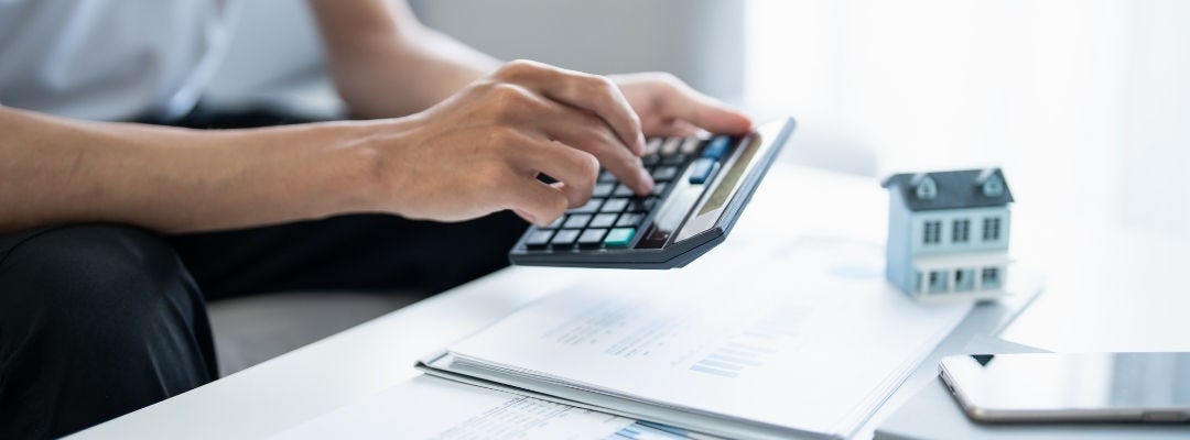 Inline Staticts  (1080 x 400 px) - A man is using a calculator