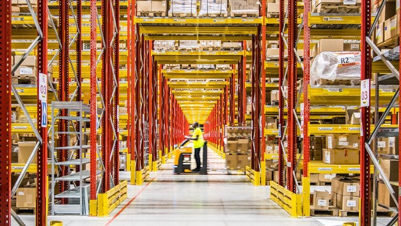 <p>Dalam industri rantai pasokan, bisnis sering kali harus bekerja dengan beberapa mitra karena produk berpindah dari satu ujung ke tujuan akhir penerima pelanggan. Oleh karena itu, penting bagi bisnis untuk&nbsp;mengurangi risiko dalam&nbsp;rantai&nbsp;pasokan melalui cara-cara inovatif. Untungnya, dengan fitur-fitur utama teknologi blockchain, bisnis diberdayakan di bidang-bidang utama berikut:</p>
<h3>1. Memberikan izin</h3>
<p>Untuk memulai, pertimbangkan jumlah pihak dan dengan siapa Anda bekerja. Anda dapat memilih untuk&nbsp;membagi pihak Anda berdasarkan blockchain pribadi&nbsp;, yang dapat ditangani melalui firewall perusahaan di mana hanya pihak tertentu dalam bisnis Anda yang memiliki akses. Di sisi lain, Anda juga&nbsp;dapat menggunakan blockchain&nbsp;yang diizinkan&nbsp;untuk memberikan izin dan kemampuan kepada beberapa pengguna di luar bisnis Anda. Anda bahkan dapat memilih untuk menambahkan fitur seperti sidik jari digital untuk lebih meningkatkan keamanan melalui data terenkripsi.</p>
<p>Dengan kepercayaan yang lebih besar antara Anda, mitra, dan karyawan kunci, Anda dapat yakin bahwa informasi yang diterima bisnis Anda tetap&nbsp;aman, akurat, dan tepat waktu. Selain itu, Anda akan dapat melacak siapa yang menerima informasi dan kapan, melalui catatan blockchain tentang masalah logistik yang hanya dibagikan dalam jaringan pilihan Anda.&nbsp;</p>
<h3>2. Lacak informasi&nbsp;</h3>
<p>Setelah menentukan izin, Anda dapat melacak dan mengontrol aliran informasi dalam rantai pasokan dengan lebih baik. Dari sini, tentukan bagaimana Anda ingin&nbsp;mengumpulkan, memanfaatkan, dan menyebarluaskan data penting. Dengan menggunakan teknologi blockchain, Anda dapat merampingkan proses Anda dalam manajemen rantai pasokan untuk memberantas langkah apa pun yang menghambat hasil yang cepat dan efisien.&nbsp;</p>
<p>Misalnya, Anda dapat mengizinkan blockchain untuk mengganti proses manual dan tradisional dengan solusi otomatis dan digital dengan menggunakan bill of lading blockchain. Ini adalah jenis tagihan elektronik yang sering digunakan dalam logistik dan pengiriman, tetapi dibuat tidak dapat diubah untuk memungkinkan transparansi dan kepercayaan total antara semua pihak yang terlibat. Ini sangat berguna untuk bisnis e-commerce internasional di mana banyak pihak terlibat, karena transparansi&nbsp;membantu menjaga semua pemangku kepentingan dalam&nbsp;proses logistik&nbsp;tetap bertanggung jawab.</p>
<h3>3. Proses peninjauan&nbsp;</h3>
<p>Dengan memindahkan data Anda ke ruang digital, pada dasarnya Anda meningkatkan ketertelusuran produk, proses, dan semua informasi lain yang dipertukarkan. Memanfaatkan jaringan kripto seperti blockchain memberi Anda&nbsp;akses sepanjang waktu ke informasi&nbsp;real-time dan kemudahan berbagi informasi tersebut dengan pihak yang terlibat dalam buku besar terdistribusi Anda. Dalam jangka panjang, ini membantu bisnis menambah nilai dalam manajemen logistik dengan kenyamanan yang lebih besar, sekaligus mengurangi rekonsiliasi atau diskusi yang berbiaya tinggi dan memakan waktu. Namun, selalu ingat untuk&nbsp;menjaga blockchain&nbsp;Anda&nbsp;selaras dengan standar terbaru. Agar berhasil, Anda harus memastikan peninjauan terus-menerus terhadap proses Anda dan mengikuti tren pasar terkini.</p>
<h2>Pemanfaatan teknologi blockchain oleh DHL dan Accenture</h2>
<p>Bisnis di Indonesia yang ingin memanfaatkan blockchain dalam manajemen rantai pasokan dapat melihat prototipe&nbsp;serialisasi berbasis blockchain DHL dan Accenture&nbsp;dan faktur berbasis&nbsp;blockchain sebagai studi kasus yang berharga.&nbsp;</p>
<p>Menurut Interpol, setiap tahun, hampir satu juta nyawa hilang akibat obat-obatan palsu. Selain itu, di pasar negara berkembang, setidaknya 30% produk farmasi yang dijual tidak sah. Untuk mengatasi tantangan besar dalam industri farmasi ini, DHL dan Accenture bergandengan tangan untuk mendorong blockchain yang sekarang&nbsp;menjadi solusi terkemuka untuk verifikasi mudah pada legitimasi produk farmasi. Selain itu, buku besar blockchain memungkinkan apotek, rumah sakit, dokter, dan bahkan pemangku kepentingan seperti distributor dan mitra untuk melacak obat-obatan mereka. Di laboratorium, spesialis medis juga dapat memanfaatkan blockchain ini dan menyimpan informasi sambil melacak lebih dari tujuh miliar nomor seri obat dan 1.500 transaksi setiap detik.</p>
<h3>Masa depan aplikasi blockchain DHL dan Accenture dalam logistik</h3>
<p>Selain membantu pemangku kepentingan dan konsumen untuk melacak produk medis, serialisasi dan faktur berbasis blockchain DHL dan Accenture pada akhirnya dapat membantu bisnis&nbsp;merampingkan&nbsp;proses logistik&nbsp;dalam hal cross-trading dan back-end work.&nbsp;Ini termasuk membuat dan mengonfirmasi faktur, penyelesaian tagihan, audit kegiatan, dan pelaporan informasi. Untuk kemampuan komprehensif seperti itu — yang bisa sangat mahal untuk diterapkan sebaliknya — blockchain membantu mengurangi biaya sambil memberikan solusi teknologi yang canggih dan akurat untuk masalah yang melekat. &nbsp;</p>
<p>Usaha ini menghadirkan dirinya sebagai solusi taktis dengan harapan dapat memberantas tantangan menonjol yang dihadapi oleh bisnis di dalam dan di luar industri farmasi. Dengan memanfaatkan teknologi blockchain, lebih banyak rumah sakit dan klinik akan dapat mengidentifikasi produk palsu dan mengurangi risiko bagi konsumen, yang pada akhirnya menyelamatkan nyawa. Organisasi di luar industri juga dapat memanfaatkan blockchain dengan berbagai cara untuk&nbsp;mengubah operasi dan meningkatkan&nbsp;manajemen&nbsp;rantai pasokan sama sekali.</p>
<h2>Bagaimana DHL Express dapat merampingkan rantai pasokan Anda</h2>
<p>Jika Anda siap untuk melakukan kontrak pintar dan rantai pasokan yang didukung oleh inisiatif blockchain kami, biarkan&nbsp;<a href="https://www.dhl.com/discover/en-id/">DHL Express</a>&nbsp;membantu Anda.&nbsp;Ubah bisnis Anda dan tumbuhkan kepercayaan yang&nbsp;lebih besar di antara pemangku kepentingan dan konsumen Anda dengan solusi bisnis kami. Selain itu, pelajari cara mengotomatiskan proses komersial Anda dan melengkapi bisnis Anda dengan alat yang tepat untuk melacak dan memantau produk Anda melalui solusi yang transparan, mudah, dan cepat. Misalnya, menggunakan MyDHL+ dapat dengan mudah memungkinkan Anda untuk mengintegrasikan fungsi DHL Express ke dalam sistem yang ada dengan mulus.&nbsp;</p>
<p>Bentuk masa depan bisnis Anda dan&nbsp;<a href="https://www.dhl.com/discover/en-id/ship-now">buka akun bisnis dengan DHL Express</a>&nbsp;hari ini. Jangan ragu untuk juga menghubungi pusat panggilan kami di Indonesia jika Anda memiliki pertanyaan tentang logistik apa pun.</p>

