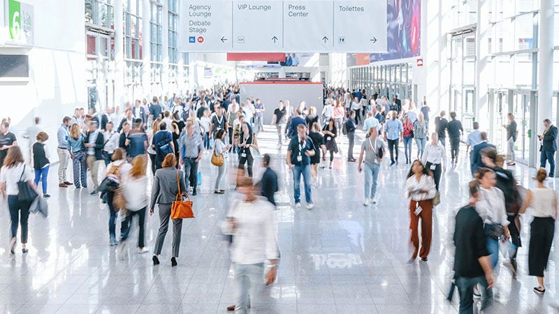 multidão de pessoas em uma estação