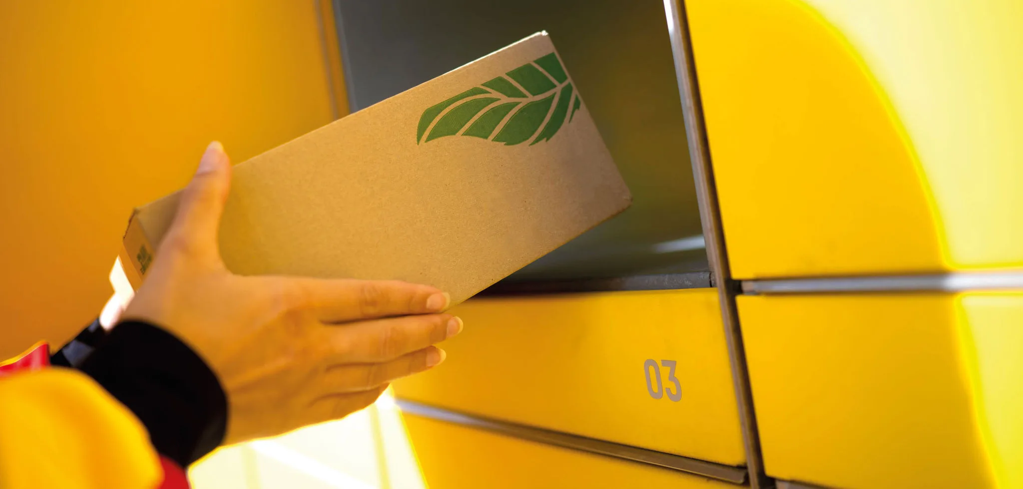 Einlage eines Paket in Paketstation