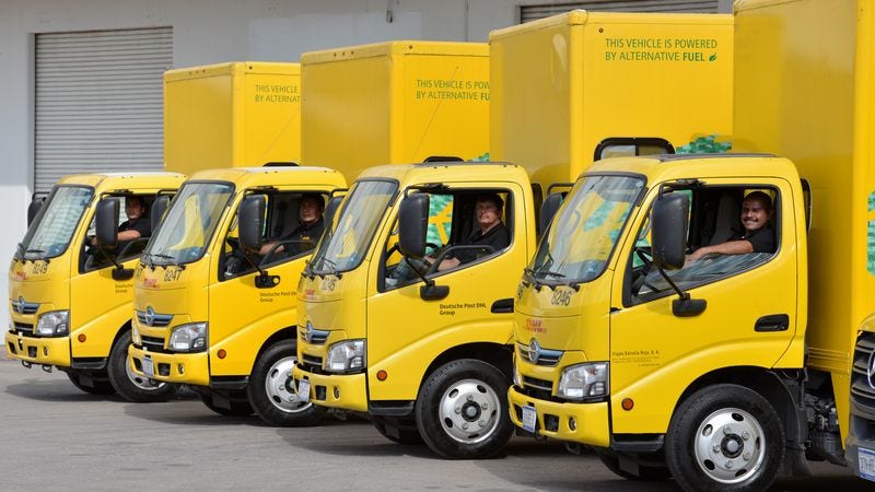 <h2>Bekerja dengan ID DHL Express untuk pengiriman internasional</h2>
<p><a href="https://www.dhl.com/discover/en-id/">DHL Express ID</a>&nbsp;berdiri sebagai mitra khusus Anda untuk solusi logistik yang efisien dan berkelanjutan. Tim kami dapat membantu Anda mengekspor barang sambil menerapkan praktik berkelanjutan yang selaras dengan tujuan lingkungan global dan strategi bisnis hijau. Bergabunglah dengan kami untuk menavigasi dunia pengiriman internasional secara bertanggung jawab dan efisien. Buka&nbsp;rekening&nbsp;<a href="https://www.dhl.com/discover/en-id/ship-now">bisnis DHL Express ID</a> hari ini.&nbsp;</p>
<p>Untuk wawasan pengiriman lebih lanjut, Anda dapat melihat panduan kami tentang mengapa Anda harus mengasuransikan kiriman Anda dan semua yang harus Anda ketahui tentang biaya tambahan pengiriman di Indonesia. Jelajahi lebih lanjut tentang&nbsp;kampanye&nbsp;<a href="https://express-resources.dhl.com/apac-go-green-plus.html?Global%20language%20preference=Indonesian">GoGreen Plus</a> dan pelajari bagaimana Anda dapat berkontribusi pada masa depan yang berkelanjutan.</p>
